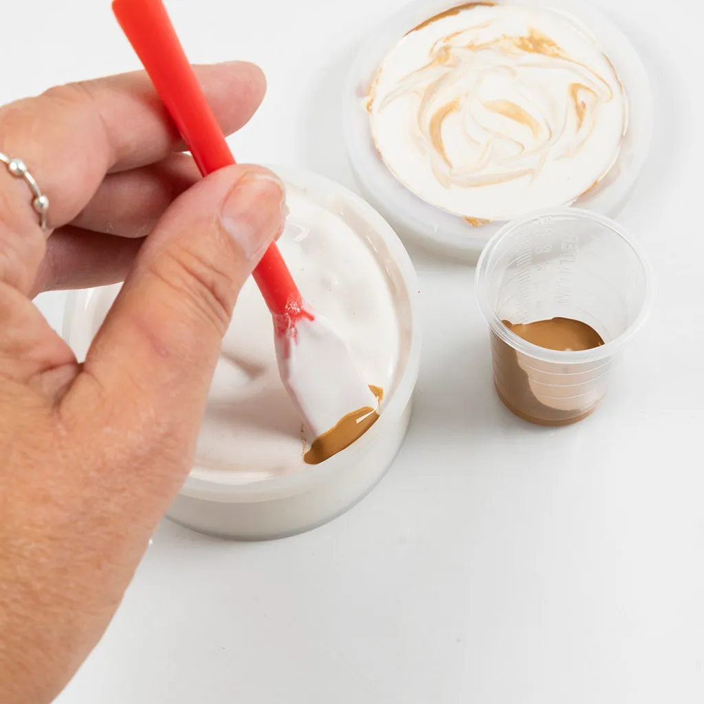 Giet de verf en hars in de siliconen mal.