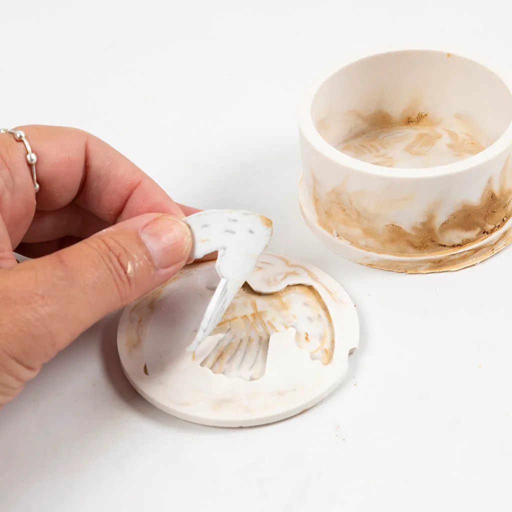 Haal het sjabloon uit de hars, zo ontstaat er relief.