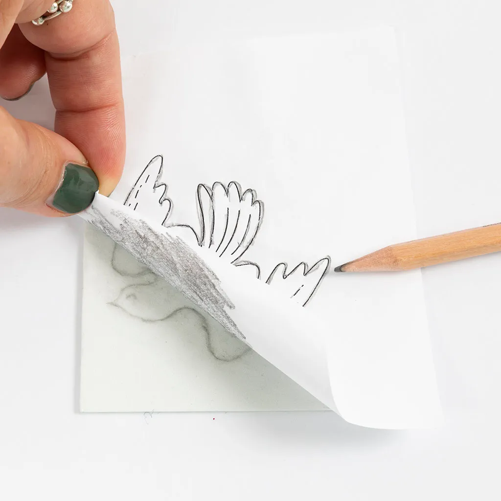 Maak een sjabloon van bijvoorbeeld een duif op het papier.