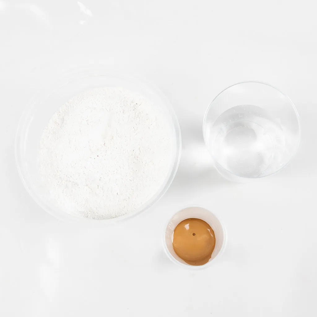 Bereid het poeder, water en verf voor om te gaan gieten.