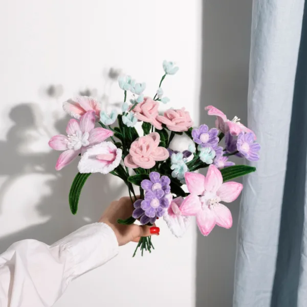 Maak je eigen bos roze, lila en zacht groene bloemen met chenille.