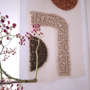 Een wandpaneel met lontwol staat heel mooi in je interieur. Bovendien heeft het fijne akoestische eigenschappen; het absorbeert het geluid waardoor weerkaatsing minder hard en schel klinkt.