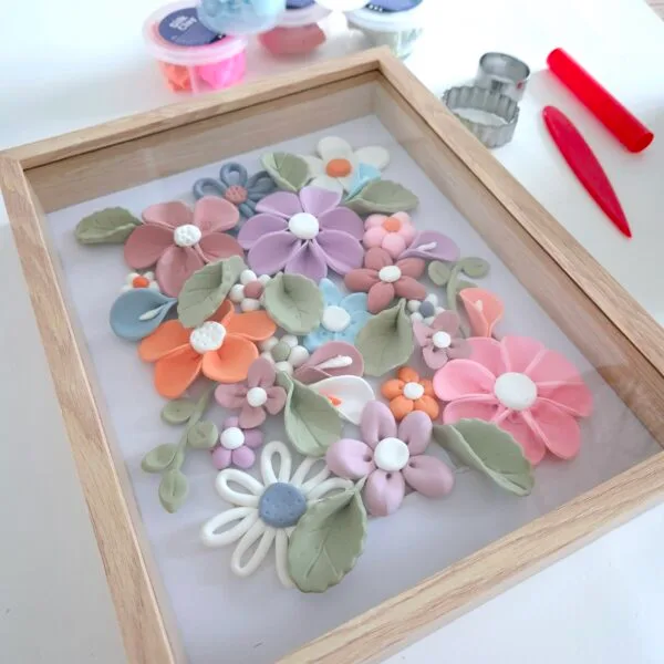 Maak bloemen van klei met deze DIY boetseerbox. Decoreer bijvoorbeeld een fotolijst.