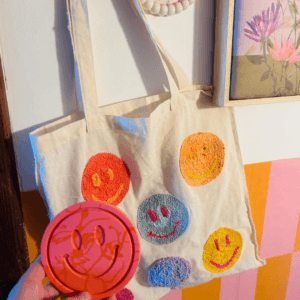 Tas gepuncht met Smileys met de Punch needle techniek.