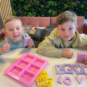Aaron en Harvey aan de slag met zelf zeep maken voor Valentijn.
