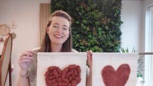 Hoe maak je een wandhanger van lontwol met verschillende technieken zoals prikvilten. Sarah geeft een instructie.