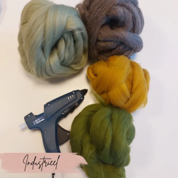 Lontwol kleuren in Industriele tinten: Wedgwood green, Okergeel, Antraciet en Moss.