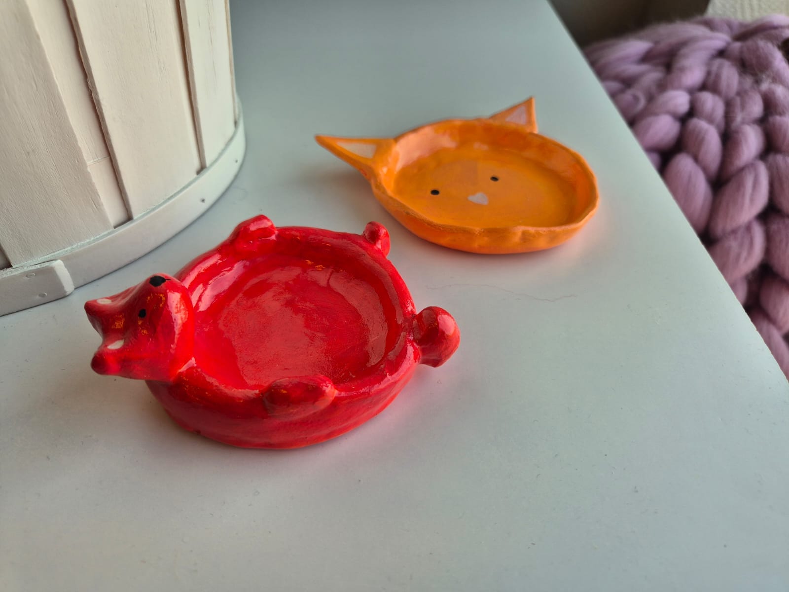 Hoe leuk zijn deze bakjes in rood en oranje gemaakt met onze DIY set luchtdrogende klei.