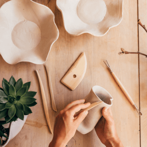Bewerk de lucht drogende klei met speciale gereedschappen.