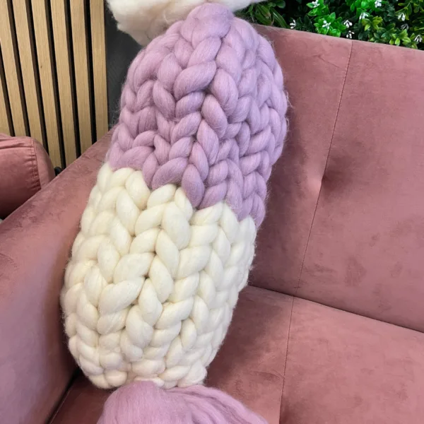 Snoepjeskussen gebreid met lontwol Ivory en Blush.