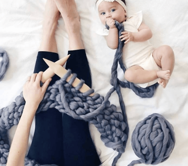 Deken gebreid met lontwol voor een baby.