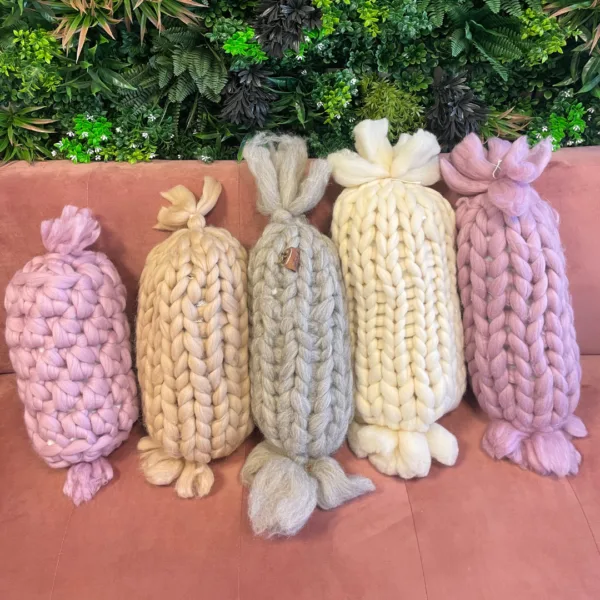 Sample sale - 5 kussens in snoepjeskussen patroon gebreid.