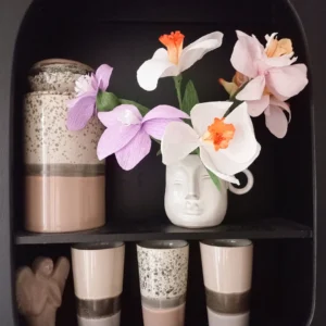 Bloemen van crepe papier en in een vaas.