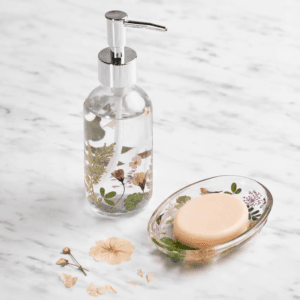 Zeepbakje en zeepdispenser met droogbloemen