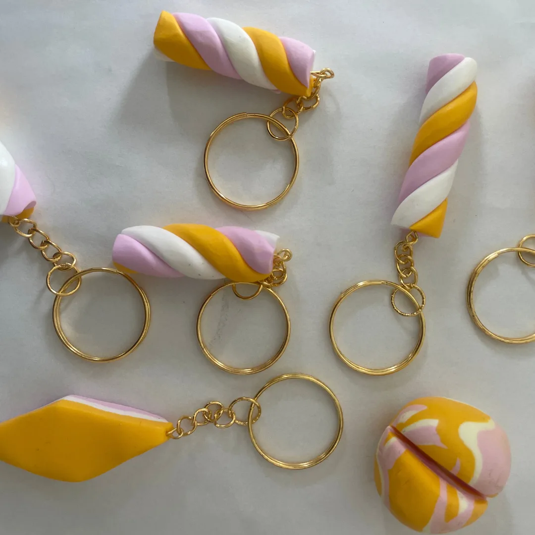 Spekjes sleutelhanger, zelf gemaakt met FIMO soft klei in de kleuren wit, geel, roze. Een duo spekje met geel en roze. En een kaartenhouder met verschillende kleurtjes.