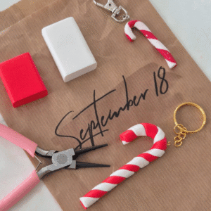 Candy Cane sleutelhanger met rode en witte fimo klei.
