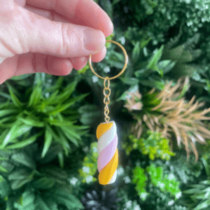 Spekjes sleutelhanger, zelf gemaakt met FIMO soft klei in de kleuren wit, geel, roze.