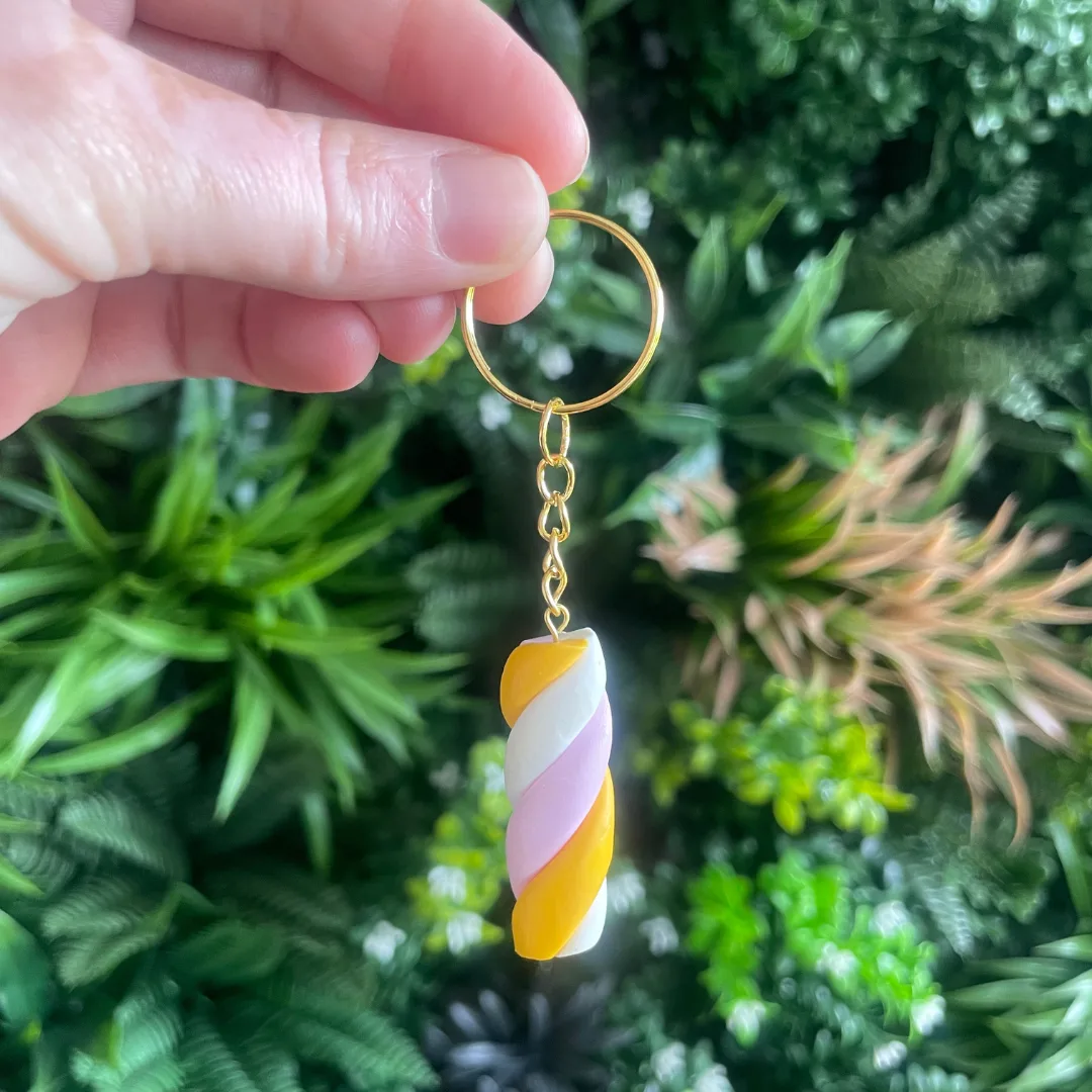 Spekjes sleutelhanger, zelf gemaakt met FIMO soft klei in de kleuren wit, geel, roze.