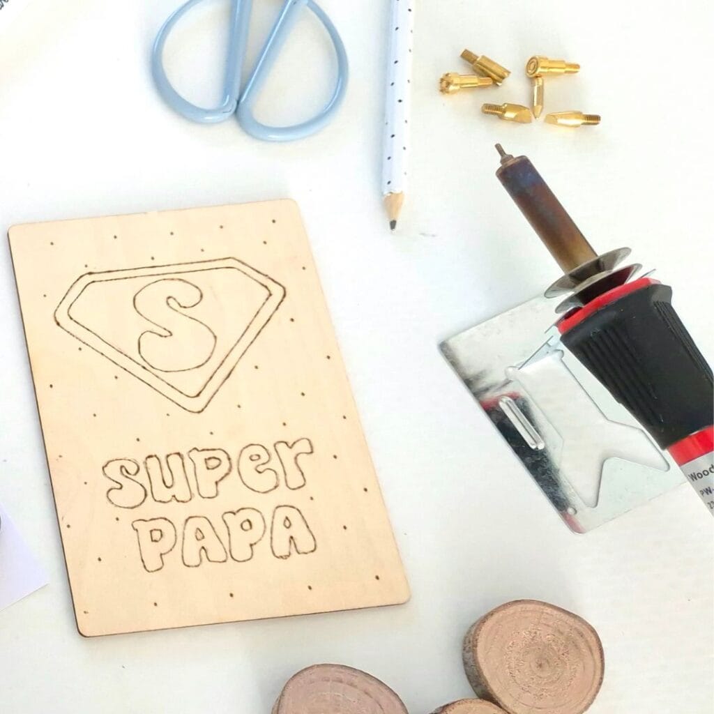 Houtbranden op een kaart voor Vaderdag met Super Papa.