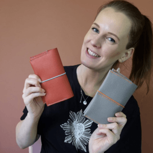 Sarina van september18 gaat aan de slag met het paspoorthoesje van leer bedacht door sas de vries leeratelier.