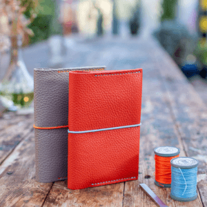 Pasporthoesje in rood en grijs leer, eindresultaat.