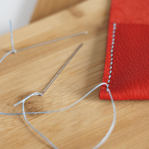 Leren paspoorthoesje thuisinhetoosten: een net stiksel.