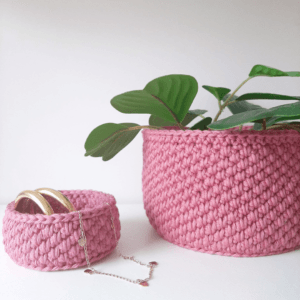 Gehaakte mand met plant in roze en gehaakt mandje in roze met sieraden.