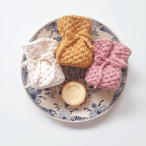 Met dit complete DIY pakketje maak je deze super schattige rondje zakjes. De zeep / cadeau zakjes hebben een handig sluit koordje.