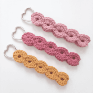 Met dit complete DIY pakketje om een pols sleutelhanger te haken, maak je jouw eigen toffe sleutelhangers. Kies je favoriete kleur Durable Double Four haak garens en ga lekker aan de slag.