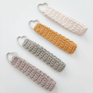 Met dit complete DIY pakketje om een pols sleutelhanger te haken, maak je jouw eigen toffe sleutelhangers. Kies je favoriete kleur Durable Double Four haak garens en ga lekker aan de slag.