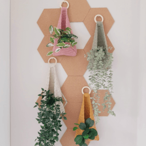 Gehaakte plantenhangers DIY in de kleuren roze, linnen, oker en seagrass groen.