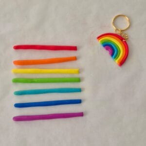Maak je eigen sleutelhanger met een regenboog met deze DIY set.