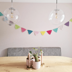 Vrolijke vlaggetjeslijn gehaakt met een Granny Square motief.