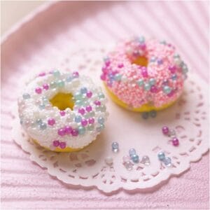 Boetseer donuts van Silk Clay® en Foam Clay®. Versier met glaskralen.