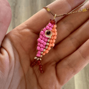 Maak je eigen kralenvisje met vrolijk zomers geel en roze.