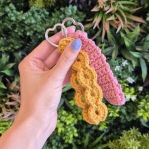 Haak je eigen sleutelhangers, voorbeeld okergeel en roze.