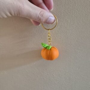 Sleutelhangers van polymeerklei met pompoen.