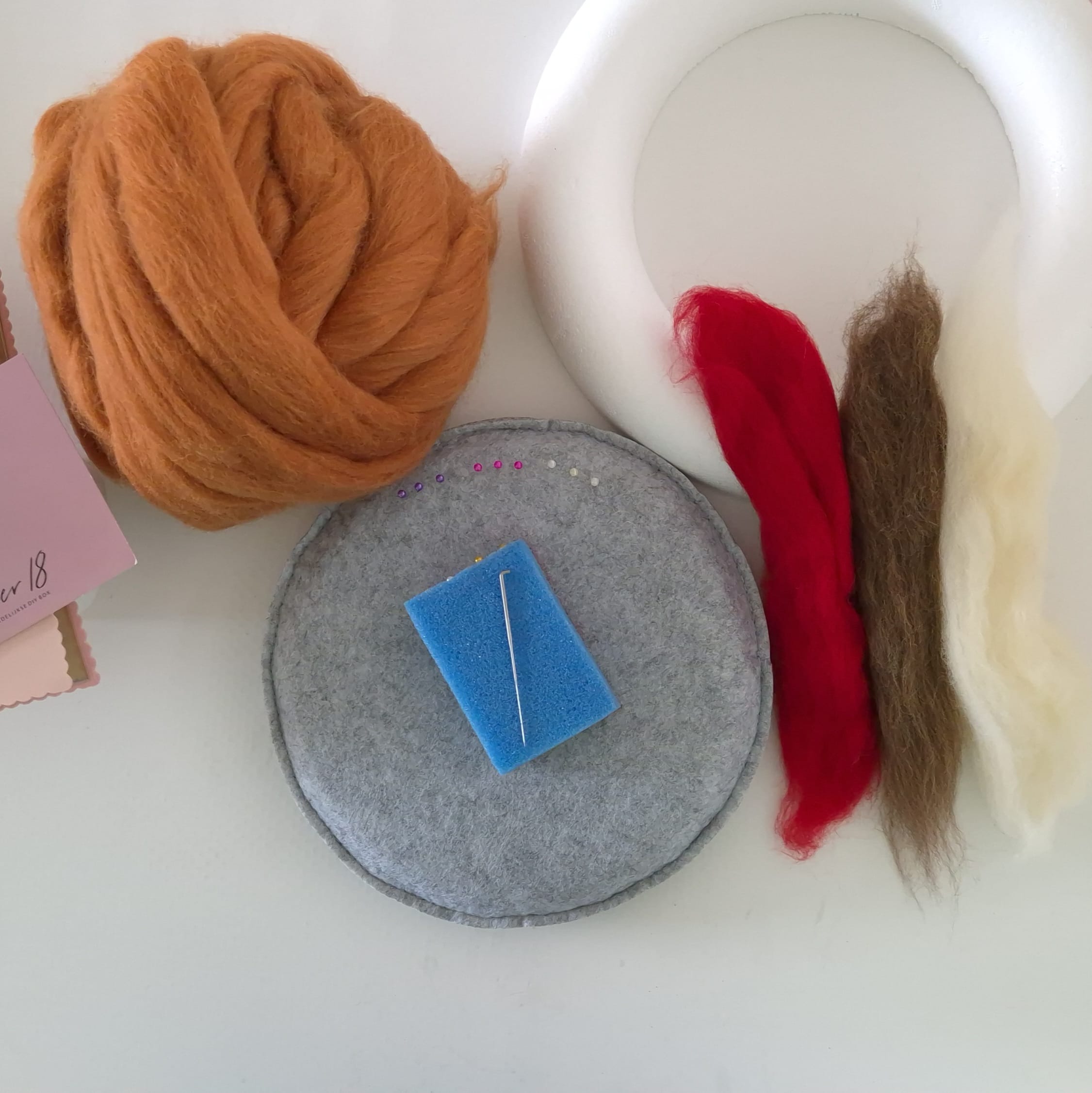 Inhoud van het pakket; maak een herfstkrans met lontwol.