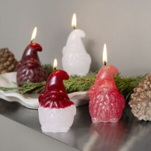 Verschillende kerstman kaarsen met rood en wit variatie.