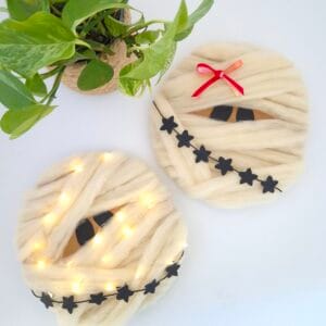 Mummie van lontwol voor Halloween.