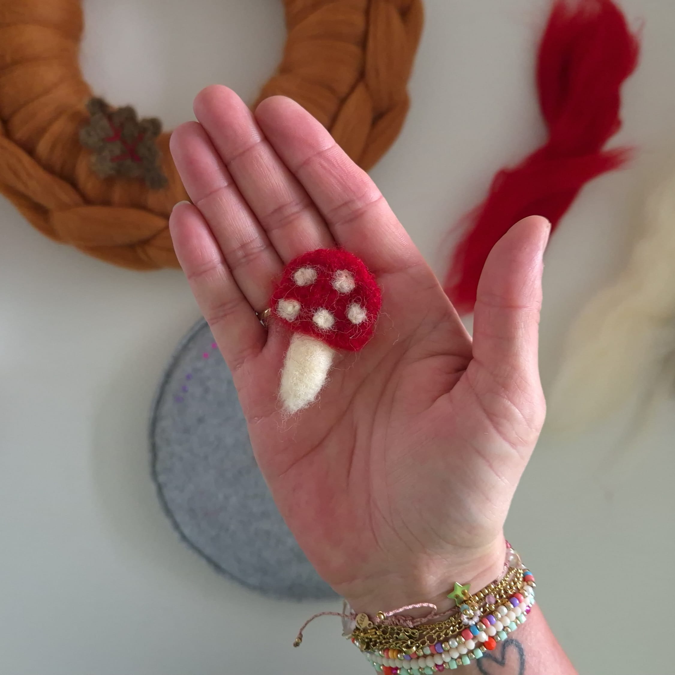 Paddenstoel geprikvilt met ivory wol en rood.