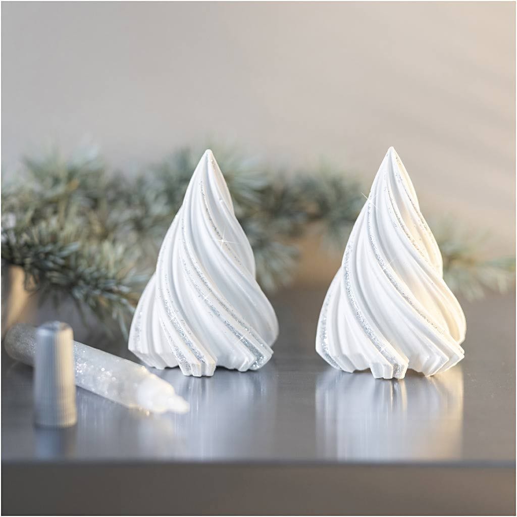 Kerstboompjes gegoten met raysin en glitter.