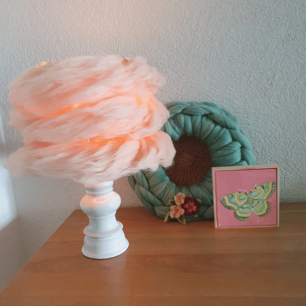 Lampenkap van lontwol in de kleur shell op voetje.