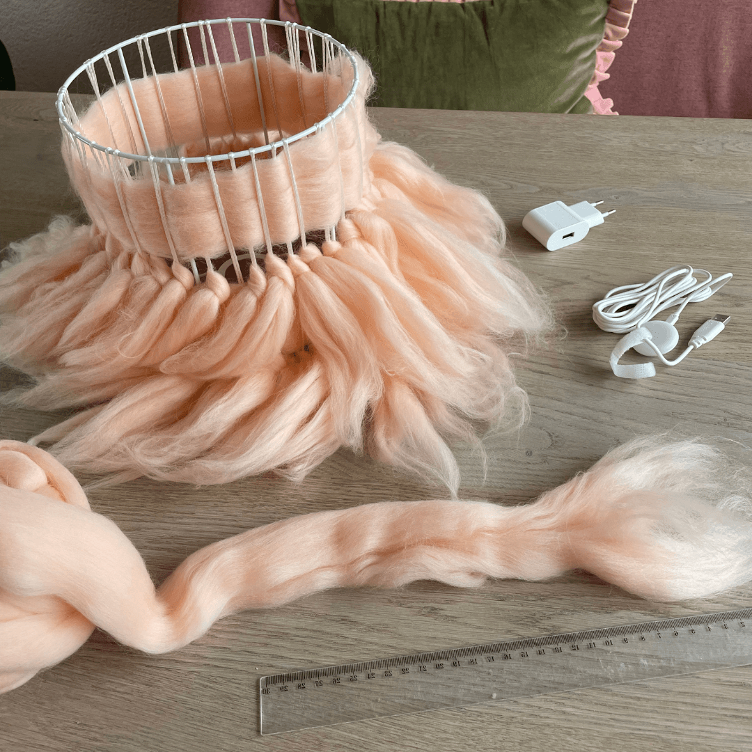 Lampenkap van lontwol in elkaar zetten in de kleur Shell.