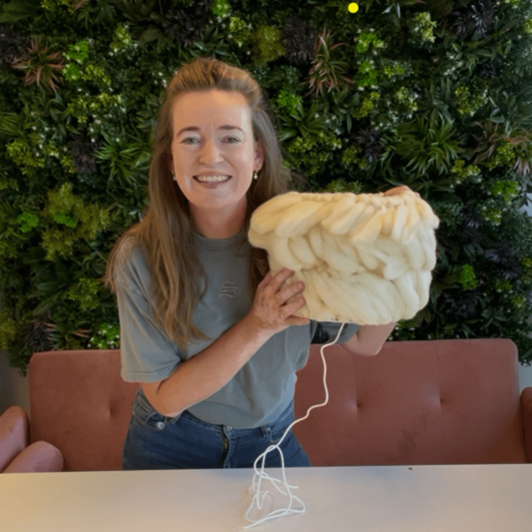 Lampenkap van lontwol gemaakt door Sarah.