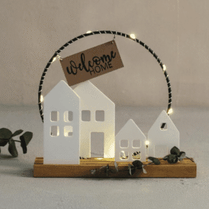 Kersthuisjes in verschillende formaten met lampjes gegoten met witte Raysin.