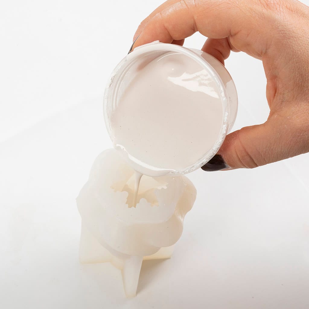 Kerstboompjes gieten met raysin en glitter.