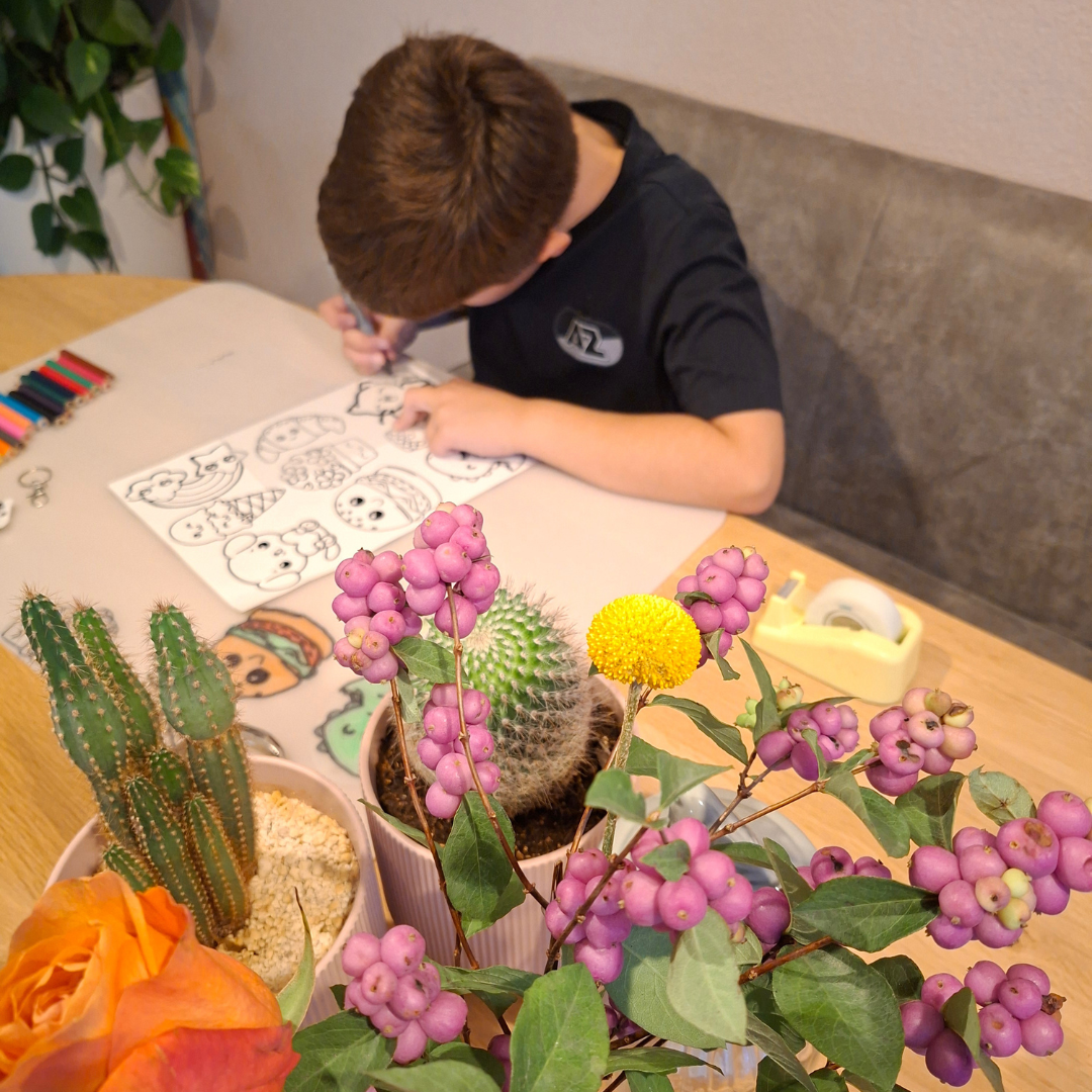 Lekker knutselen aan de keuken tafel met de kids box krimpolie.