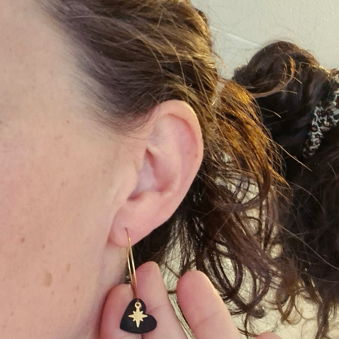 Je kunt ook oorbellen maken van krimpfolie.