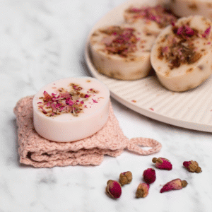 herfst special zeep maken rond met rozenblaadjes en vanille